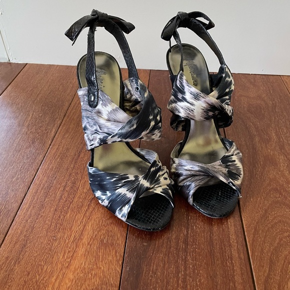 Traviata satin like fabric black & cream sandals - Picture 2 of 4